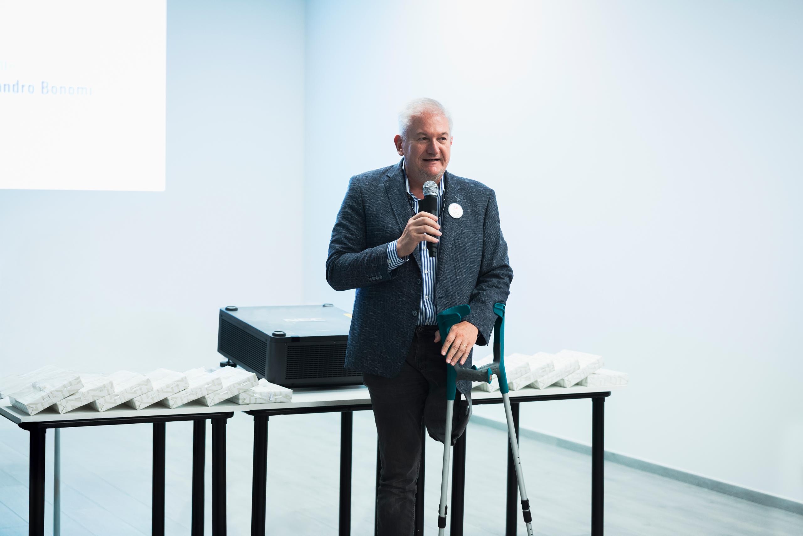 Sandro Bonomi encourages students in pursuing their goals during the second edition of "Silvio Bonomi" Scholarships